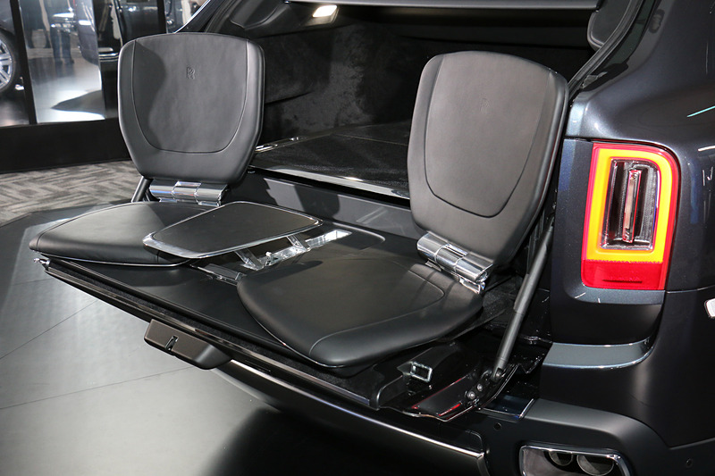 インディヴィジュアル・シートの装着車は、「ザ・クラスプ」の下側ハッチに格納式の簡易シートとテーブルを装備