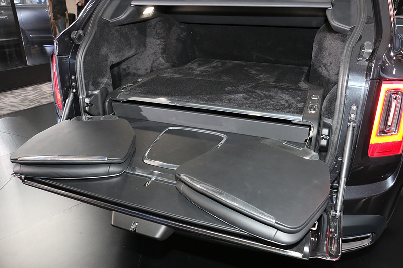 インディヴィジュアル・シートの装着車は、「ザ・クラスプ」の下側ハッチに格納式の簡易シートとテーブルを装備