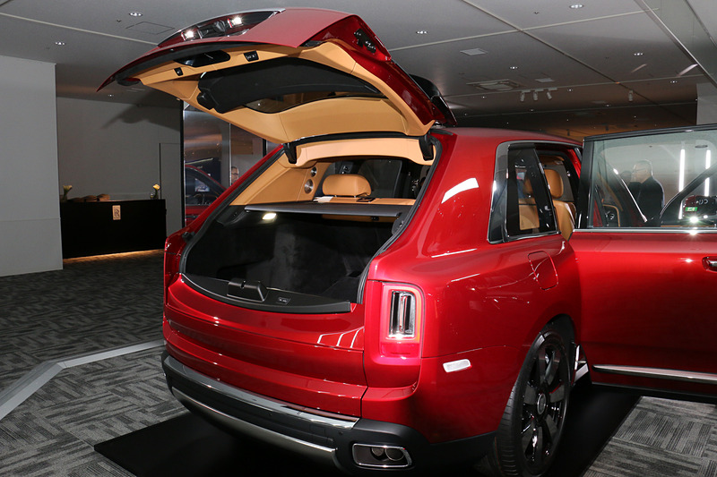 ザ・クラスプはハッチのボタン操作で上下別々に開閉するほか、リモコンキーの操作などで一括開閉も可能