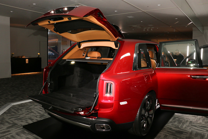 ザ・クラスプはハッチのボタン操作で上下別々に開閉するほか、リモコンキーの操作などで一括開閉も可能