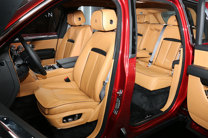 “よりファミリー向けの選択肢”というラウンジ・シートの後席はベンチタイプの3人掛け