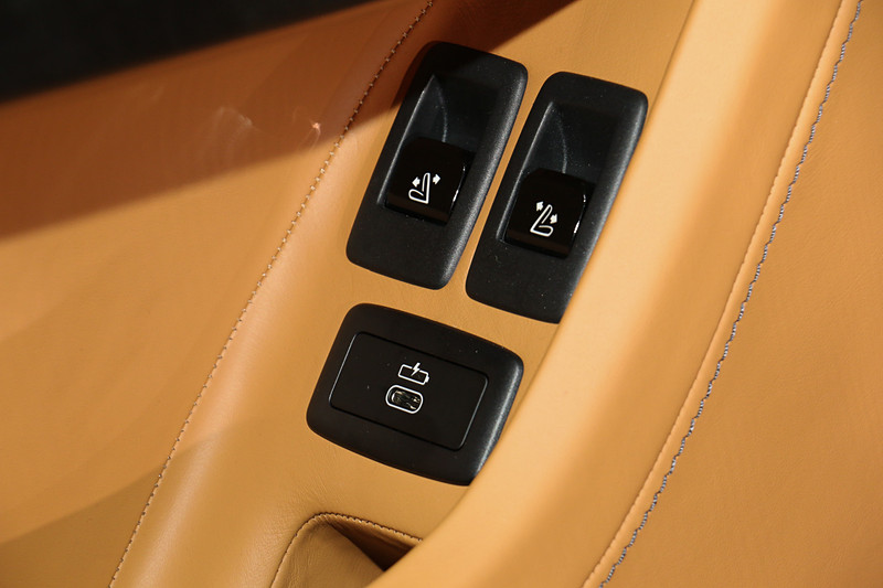 リアドアには後席の操作スイッチに加え、USB Type-Cの充電ポートを設定する