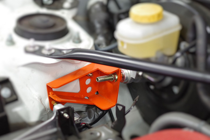 製品の装着イメージ。FT-STYLEのイメージカラーであるオレンジで塗装され、エンジンルーム内のドレスアップ効果も期待できる