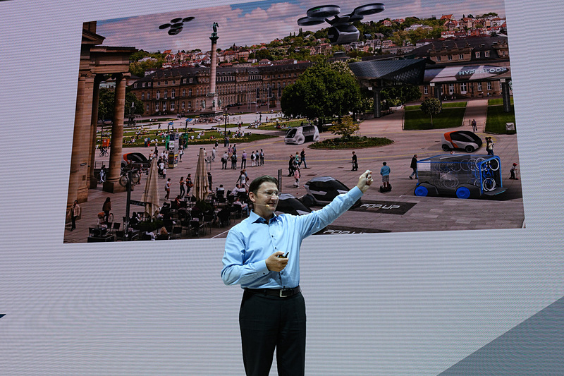 Johann Jungwirth氏がセドリック アクティブを紹介した