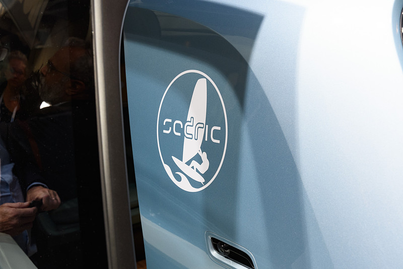 セドリック アクティブのピラーに描かれたアイコン