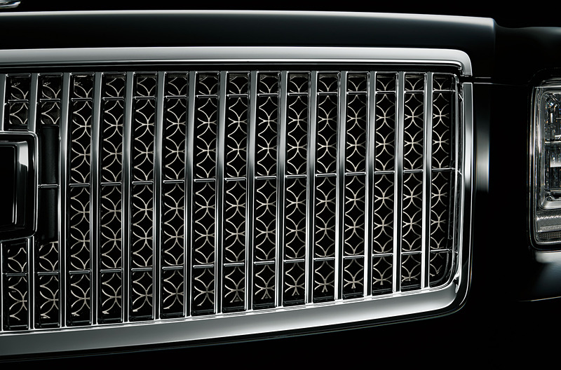 フロントグリルには七宝文様を配置して品位ある華を表現