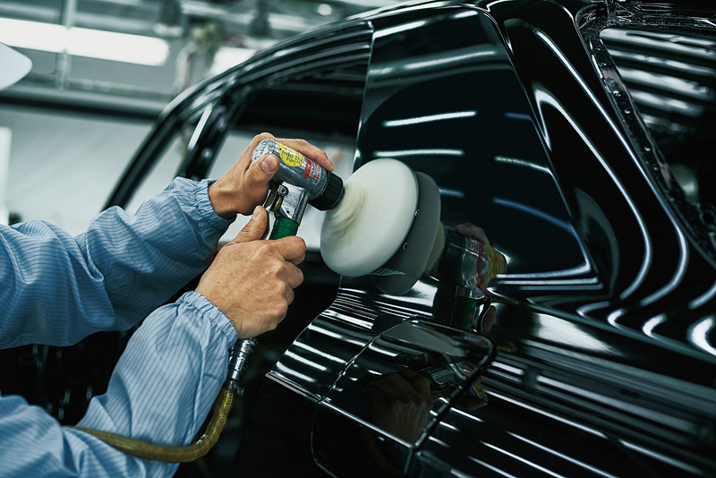 新開発のボディカラーであるエターナルブラック「神威（かむい）」では、漆黒感を高める黒塗料入りのカラークリアなど7層もの塗装に、研ぎと磨きを加えて奥深い艶と輝きを追求。日本の伝統工芸の漆塗りを参考に、流水のなかで微細な凹凸を修正する水研ぎを3回実施し、さらにその後に1点のくもりも残さないように鏡面仕上げを施す