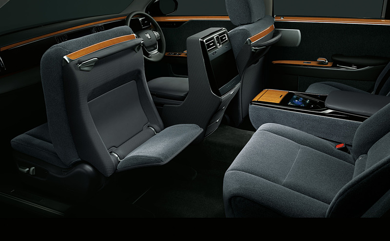 後席は無段階の調整可能な電動オットマンやリフレッシュ機能（左後席のみ）が備わる