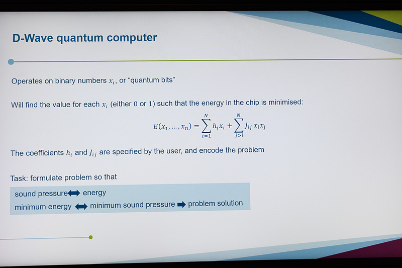 量子コンピュータによって、ノイズが小さくなる最適解を求めている