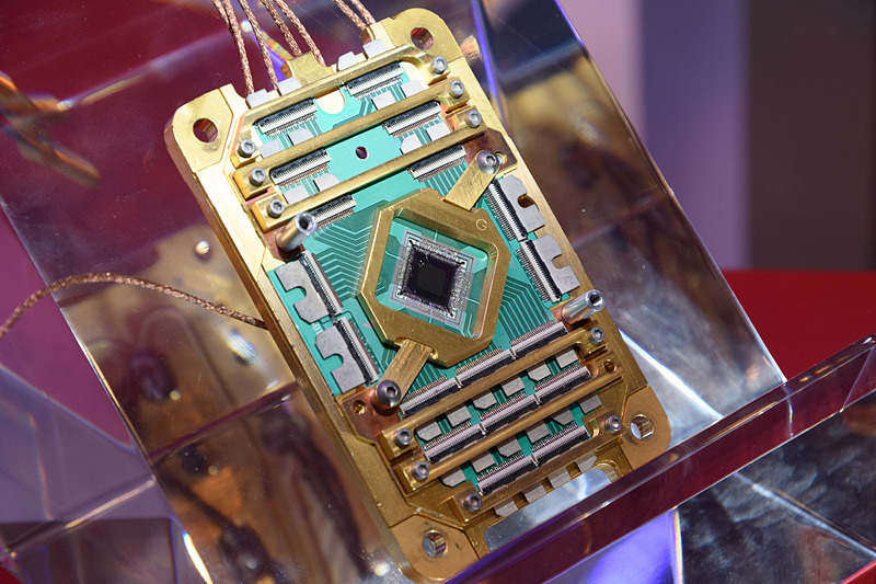 フォルクスワーゲンブースに展示されていた、D-Wave Systemsの量子コンピュータチップモジュール