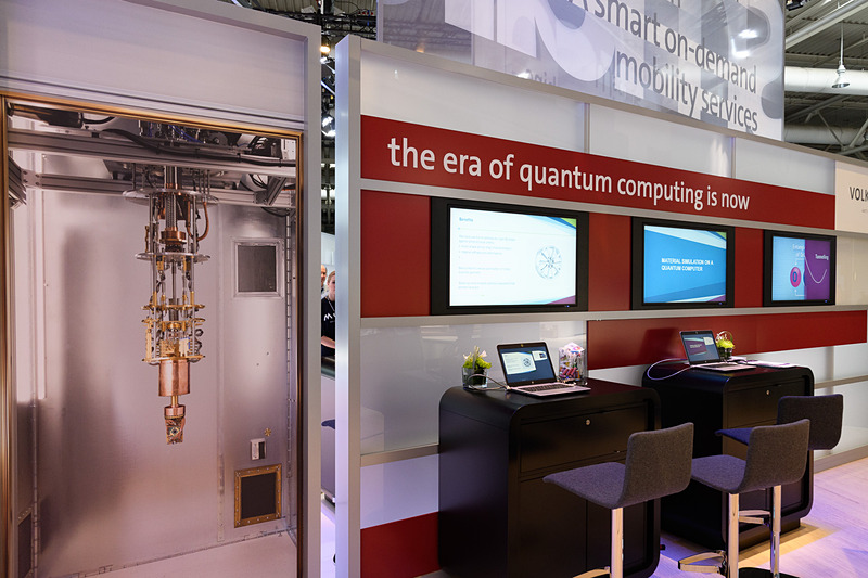 量子コンピュータを説明するフォルクスワーゲンのブース。左のパネルが実物大の量子コンピュータの内部