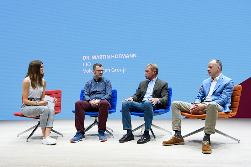 3人に司会を加えた4人でトークショーは進んだ