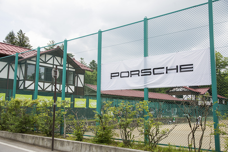 天皇皇后両陛下のロマンスの場として有名な軽井沢会テニスコート。風格漂うクラブハウスが特徴