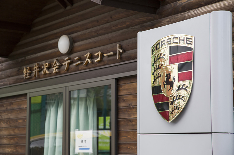 展示されていた「マカン GTS」。入り口にはポルシェのエンブレムも