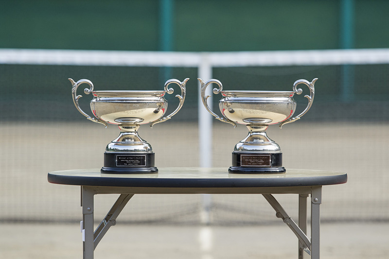 優勝トロフィと準優勝トロフィ