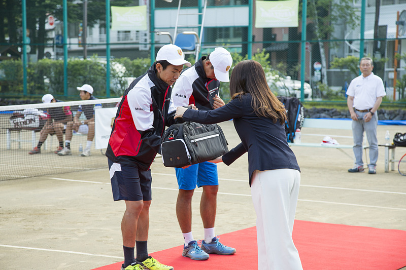 ポルシェ ジャパン株式会社 マーケティング部 マネージャーの木下雅子さんからは記念品の贈呈も