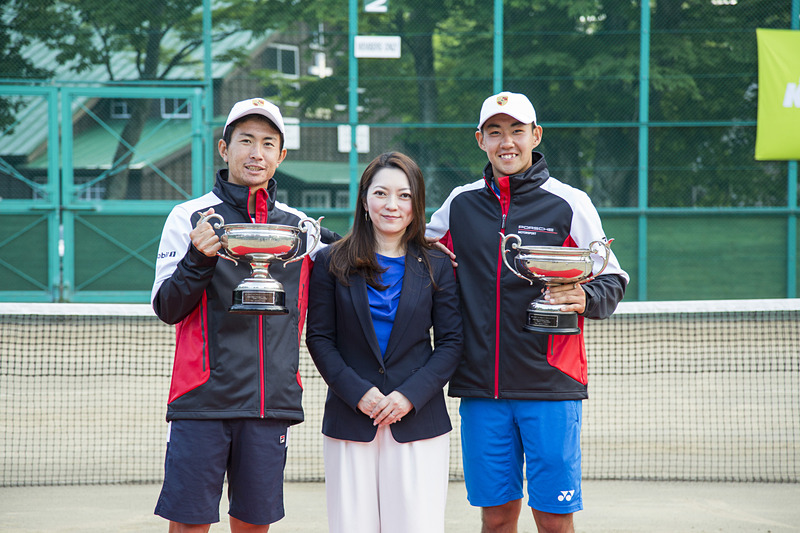 ポルシェ ジャパン株式会社の木下雅子さんと、優勝した福田選手、奥選手
