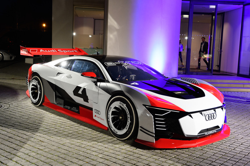 アウディ e-tron ビジョン グランツーリスモ。未来の完全電気駆動のレースカー。ポツダムのFuture Center Europe前に展示されていた