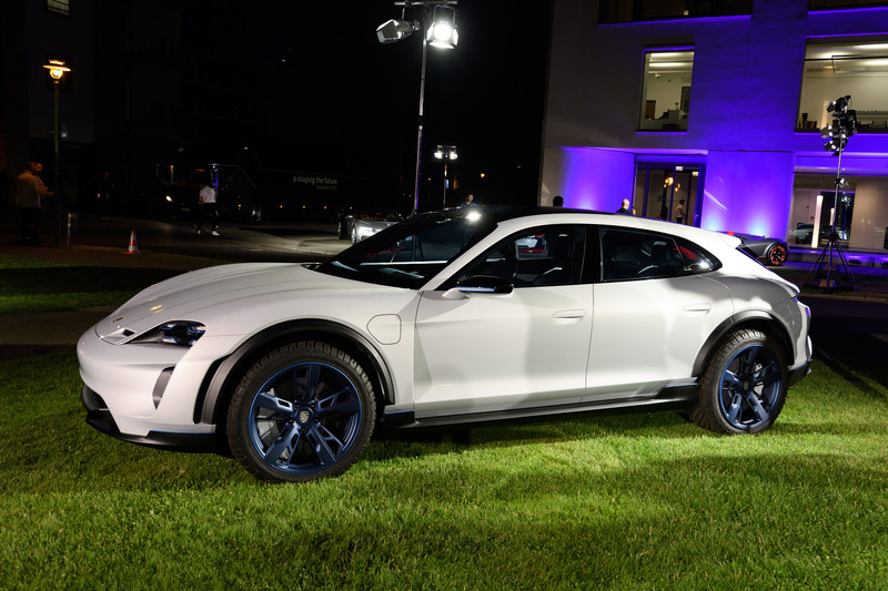 ポルシェ「ミッション E」改め「タイカン」。モックアップ