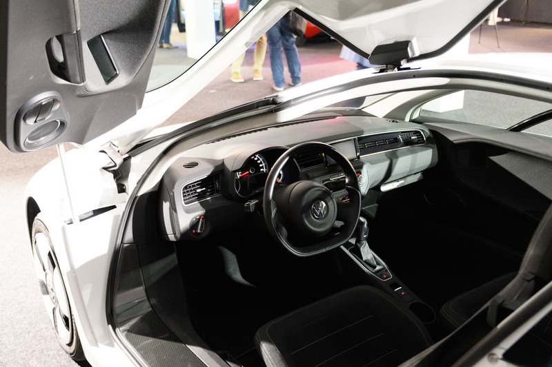 XL1のコクピットはタイト