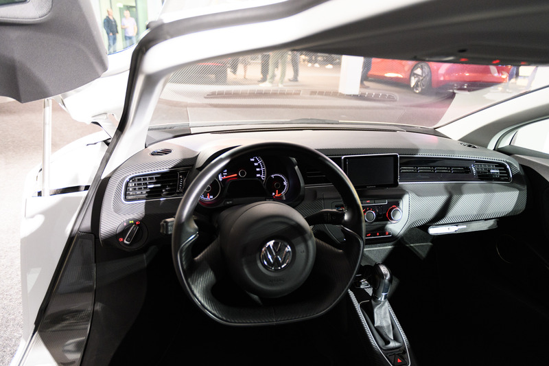 XL1のコクピットはタイト