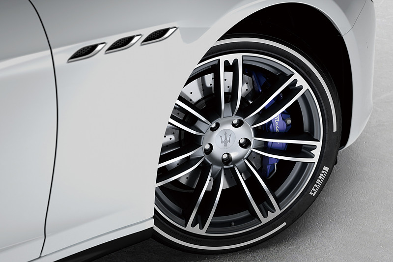 4輪に白いラインが入った「ホワイト タイヤ」を装着。ブルー塗装のブレーキキャリパーやビアンコ（白）のボディのコントラストで高いパフォーマンスをアピール。ホイールは20インチの「ウラーノポリッシュホイール」を特別装備