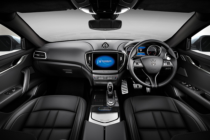 ギブリ スカテナートのインテリア。スポーツステアリングホイール、シフトパドル、12方向電動調節式スポーツシートなどを特別装備