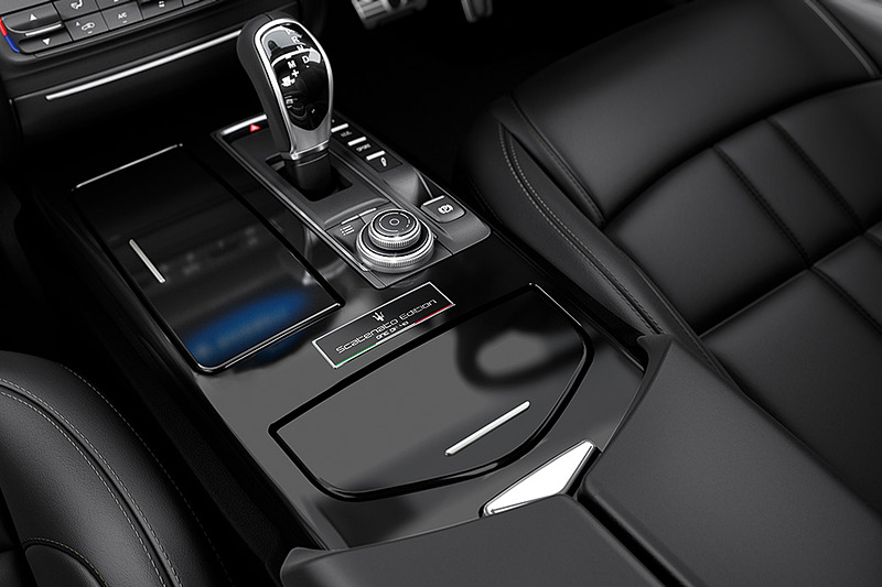 ギブリ スカテナートのインテリア。スポーツステアリングホイール、シフトパドル、12方向電動調節式スポーツシートなどを特別装備