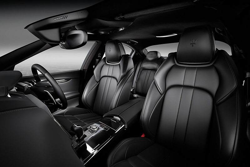 ギブリ スカテナートのインテリア。スポーツステアリングホイール、シフトパドル、12方向電動調節式スポーツシートなどを特別装備