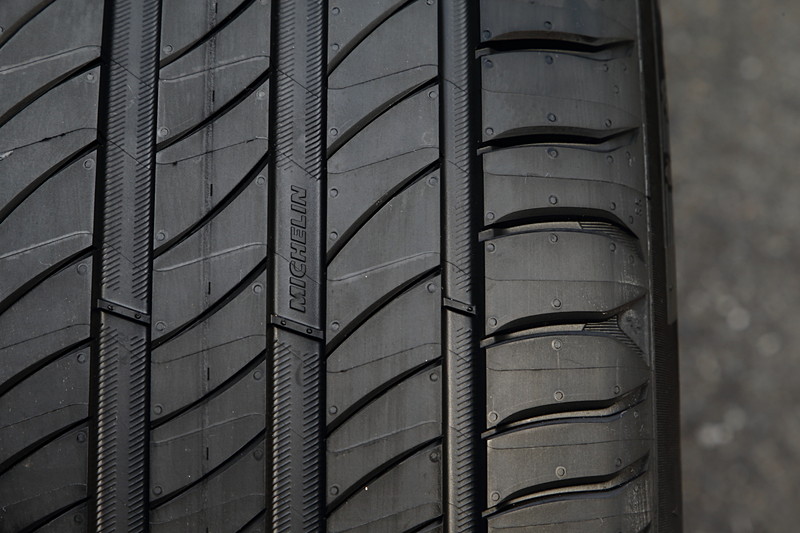 しっかりした縦溝と、流れるような細い横溝が印象的。パターンは左右非対称で、左がイン側、右がアウト側