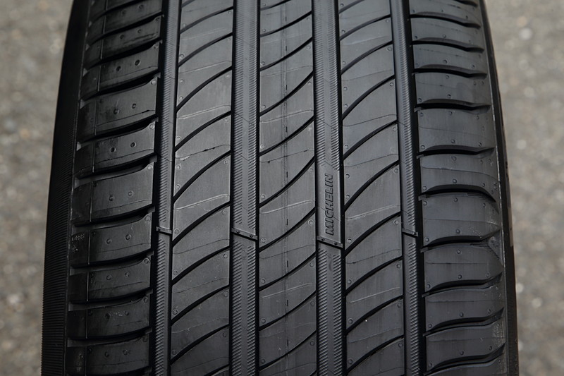 しっかりした縦溝と、流れるような細い横溝が印象的。パターンは左右非対称で、左がイン側、右がアウト側