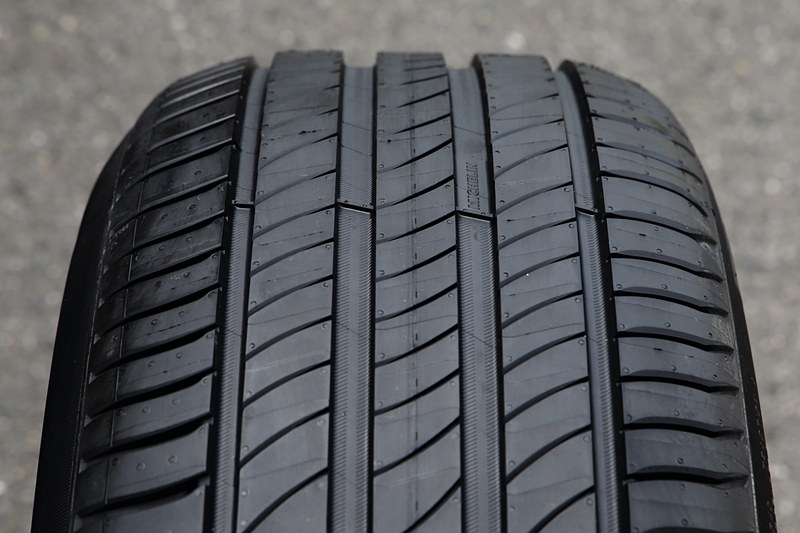 ホイールに取り付けるとまた形状が少し変わってしまうが、プロファイルはラウンドショルダータイプ。周方向の接地形状を伸ばしつつ接地面積を拡大。周方向の接地形状を伸ばすことで、水を切り裂きやすくし、雨天時の性能向上を図っている