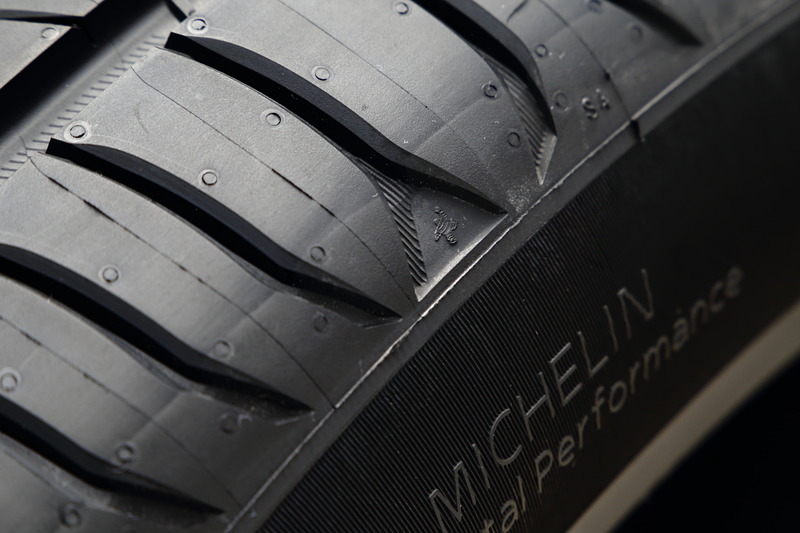 スリップサインはミシュランマン（海外ではビバンダム）が教えてくれる。摩耗時にも消えることのない場所なので分かりやすい