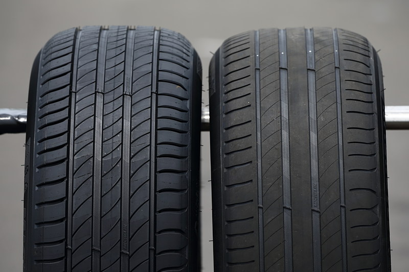 新品のプライマシー 4（左）と残溝2mmのプライマシー 4（右）。溝がしっかり残っているのが分かる