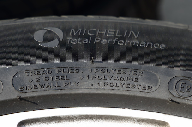 こちらにはタイヤの内部構造など。上のマークはTotal Performanceマークで、全方面に優れていることを示す