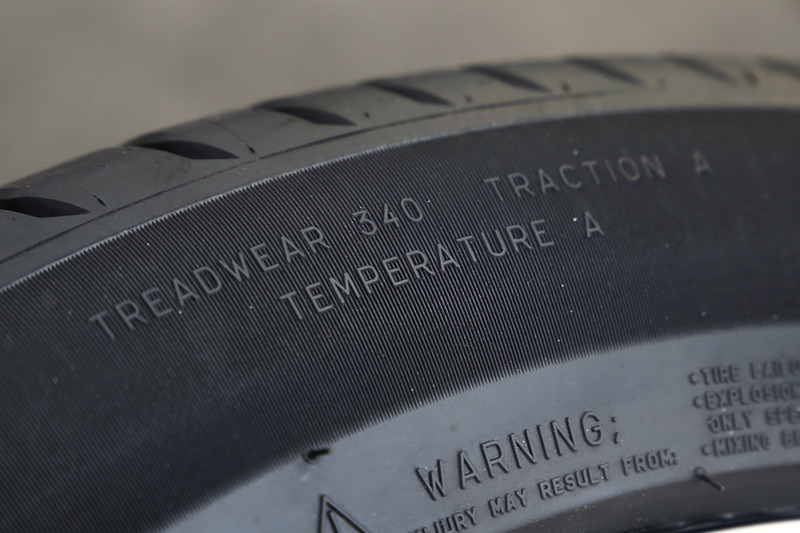 プライマシー 4のUTQGによるウェットグリップの記載。TREADWEARは摩耗のしにくさ、TRACTIONはウェットグリップ性能を示す