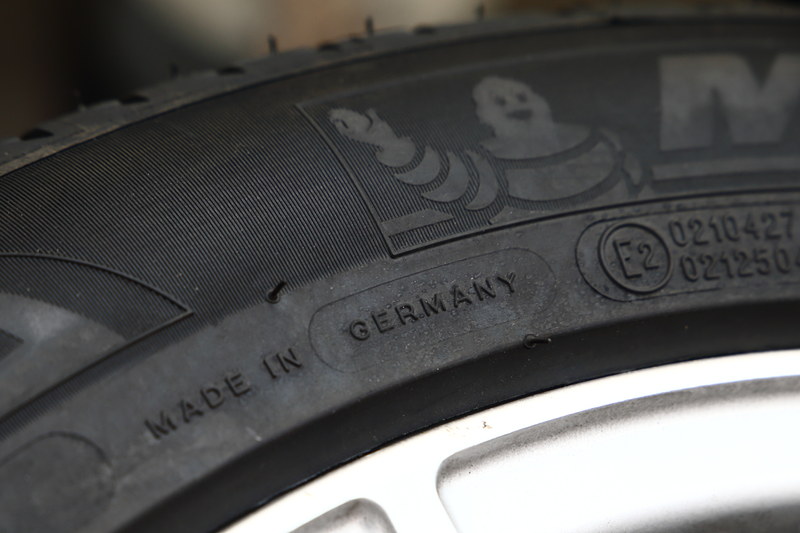 こちらはプライマシー 3。TREADWEARとTRACTIONの値を見ると、TRACTIONは4と同様だが、摩耗耐性は低いことになる。もちろんこれらの値はサイズによって異なることもあるので参考までに