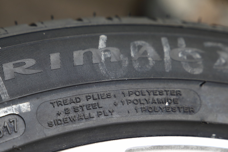 こちらはプライマシー 3。TREADWEARとTRACTIONの値を見ると、TRACTIONは4と同様だが、摩耗耐性は低いことになる。もちろんこれらの値はサイズによって異なることもあるので参考までに