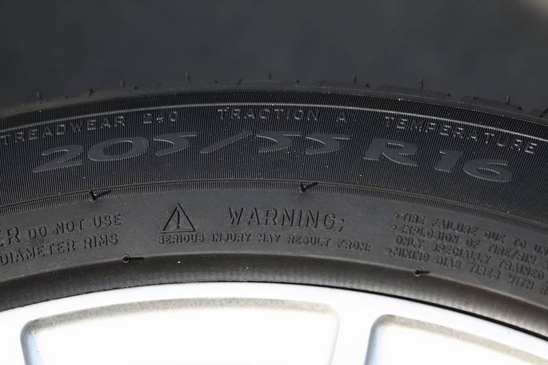 こちらはプライマシー 3。TREADWEARとTRACTIONの値を見ると、TRACTIONは4と同様だが、摩耗耐性は低いことになる。もちろんこれらの値はサイズによって異なることもあるので参考までに