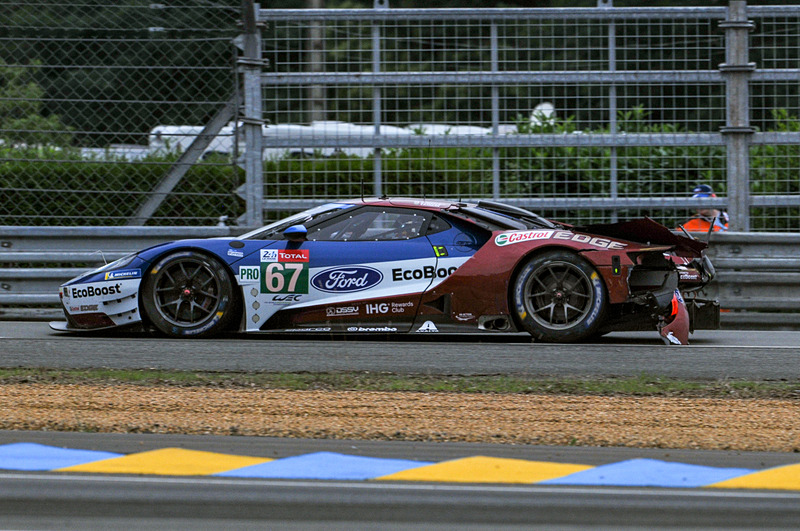 リアセクションを壊したまま走る67号車 フォードGT（アンディ・プリオール/ハリー・ティンクネル/トニー・カナーン組、MI）、2つの地点でほぼ同時期に事故が発生したことで赤旗中断に