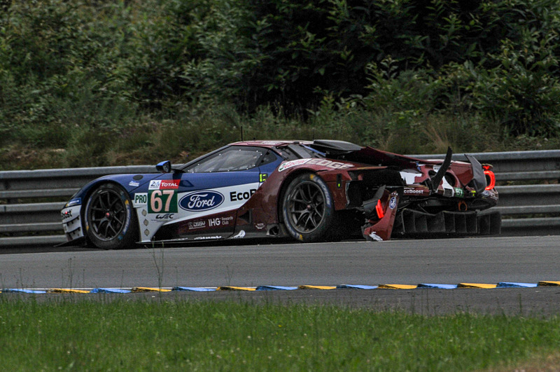 リアセクションを壊したまま走る67号車 フォードGT（アンディ・プリオール/ハリー・ティンクネル/トニー・カナーン組、MI）、2つの地点でほぼ同時期に事故が発生したことで赤旗中断に