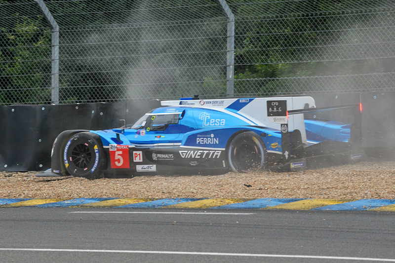 LMP1の5号車 ジネッタ G60-LT-P1-メカクローム（チャールズ・ロバートソン/ディーン・ストーンマン/レオ・ルーセル組、MI）もインディアナポリスコーナーの外側の壁に接触。幸いそのまま走り続けることができた