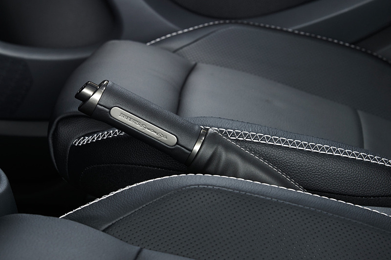 パーキングブレーキハンドルは側面に「BRABUS signature style」のロゴが入る