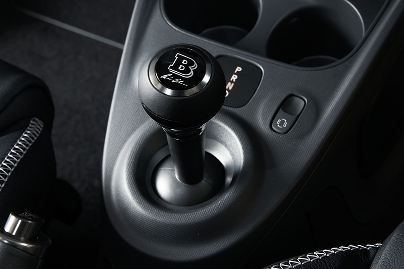 専用のブラバス シフトノブはボード・ブッシュマン氏のサイン入り