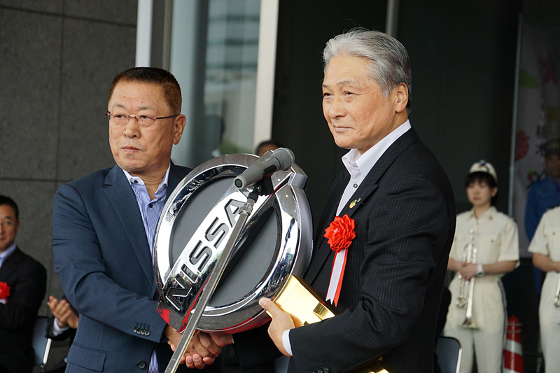 寄贈者からキーを受け取る福田富一栃木県知事（右）