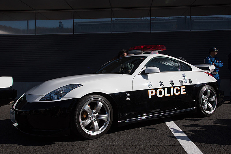 栃木県警ではこれまでも日産「フェアレディZ」や本田技研工業の「NSX」がパトカーとして寄贈され、ツインリンクもてぎ（栃木県芳賀郡茂木町）で開催されるモータースポーツ「SUPER GT」では、フェアレディZパトカー、NSXパトカーでパレードラップに参加するなどイベントに協力してきた