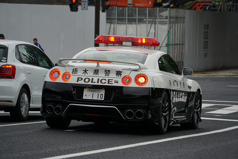 公道を走行する日産GT-Rパトカー