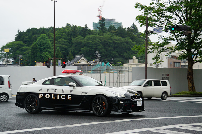公道を走行する日産GT-Rパトカー
