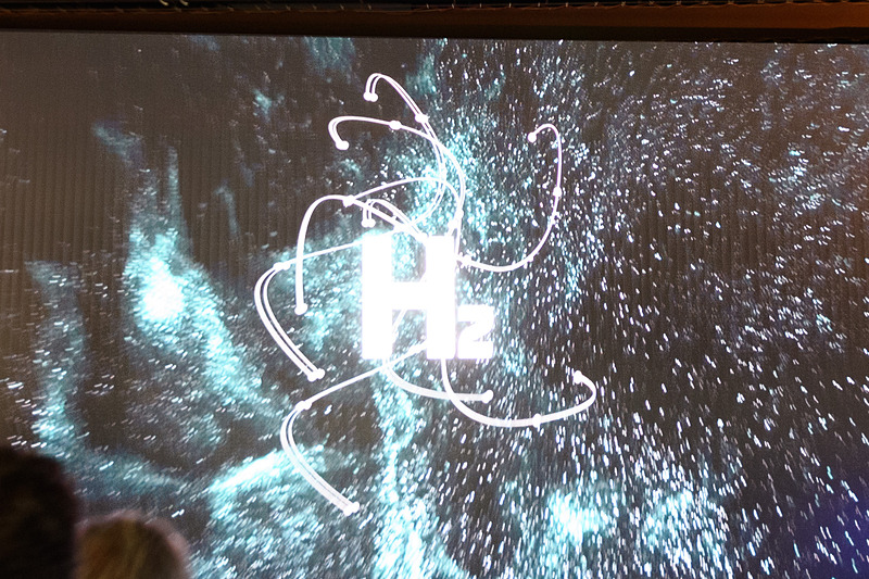 24時間レースと2024年のイメージが出た後、それがH2に。水素分子を表わしていると思われる