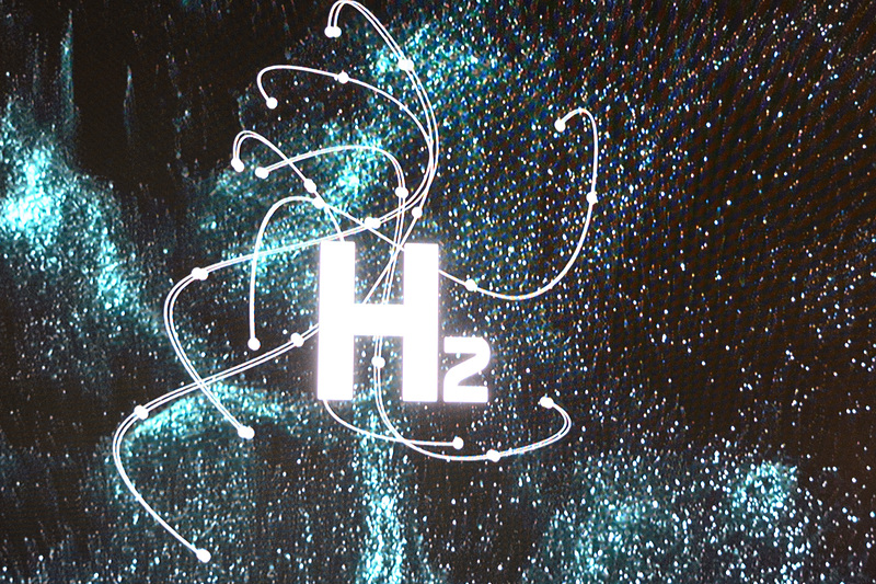 24時間レースと2024年のイメージが出た後、それがH2に。水素分子を表わしていると思われる